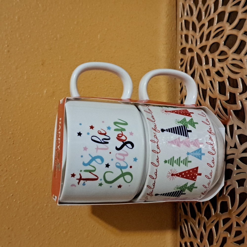 NWT Stackable Xmas mug set